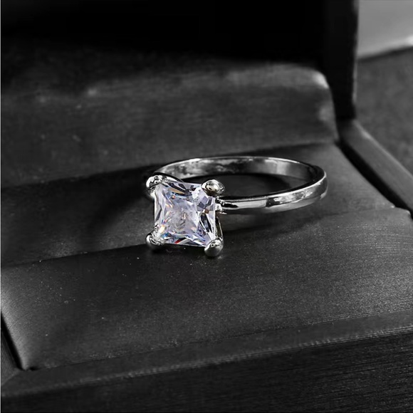 New Elegant Silver Promise Engagement Ring - Picture 3 of 3